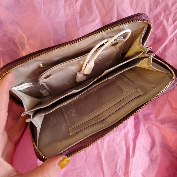 Adrienne Vittadini maroon leather Tech wallet Nwt - Picture 3 of 7